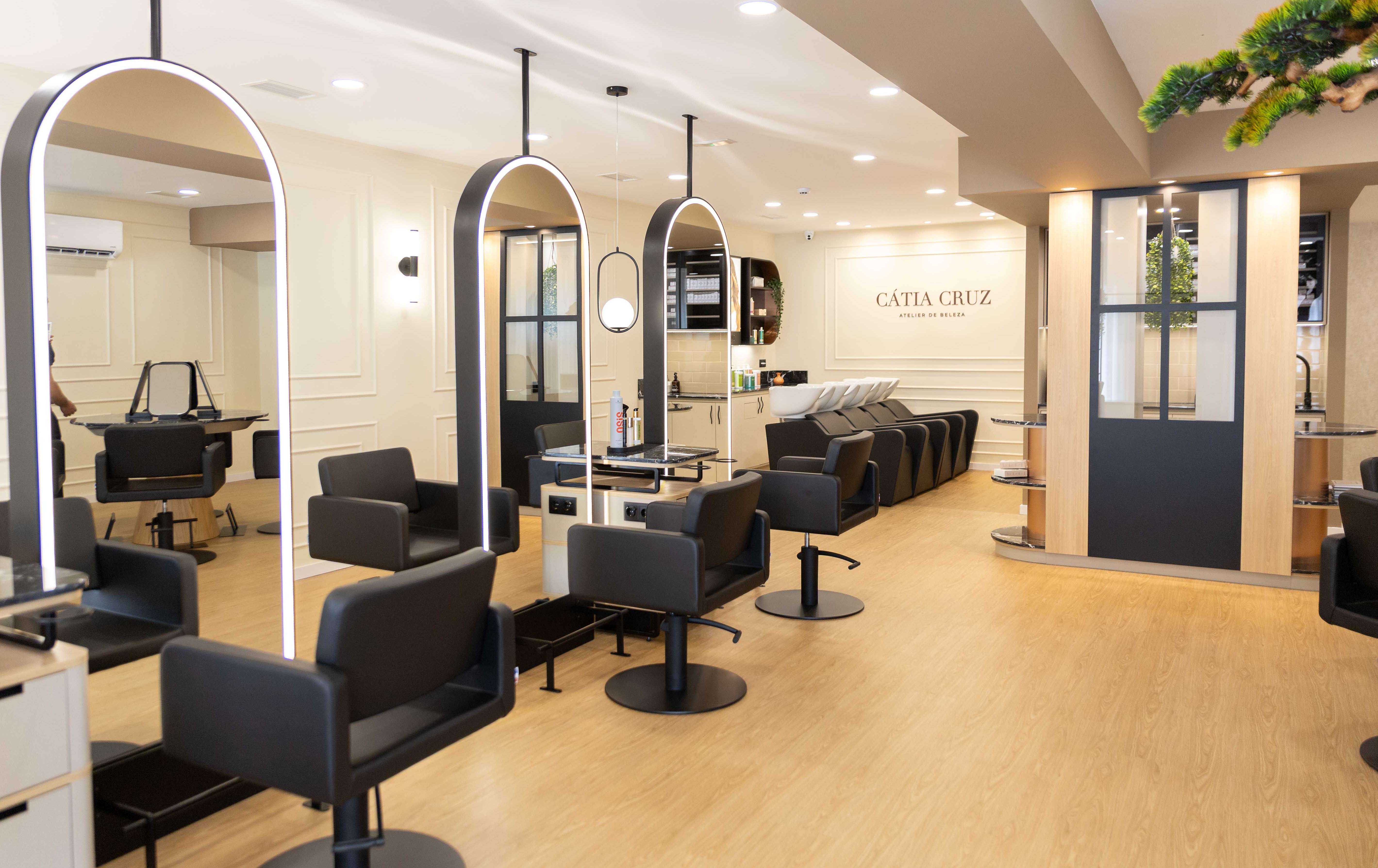 Mulher sorrindo penteando outra mulher